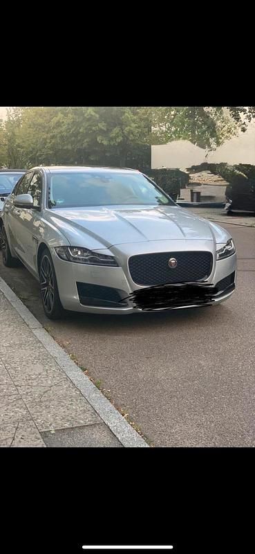 Silber Gebraucht 2018 Jaguar XF Limousine | 25.900 € - Bild 1/4