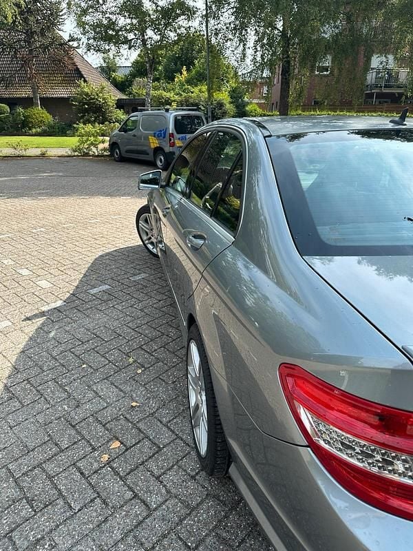 Grau Gebraucht 2010 Mercedes C220 Limousine | 4.300 € (Fairer Preis) - Bild 1/4