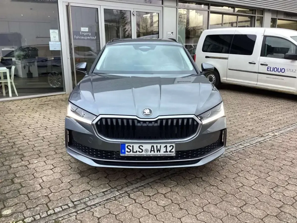 Gebraucht Skoda Superb 193 PS (141 kW) 2024 Graphitegrau metallic Kombi