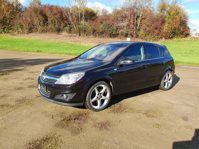 Schwarz Gebraucht 2008 Opel Astra Limousine | 4.999 € (Etwas zu teuer) - Bild 1/4