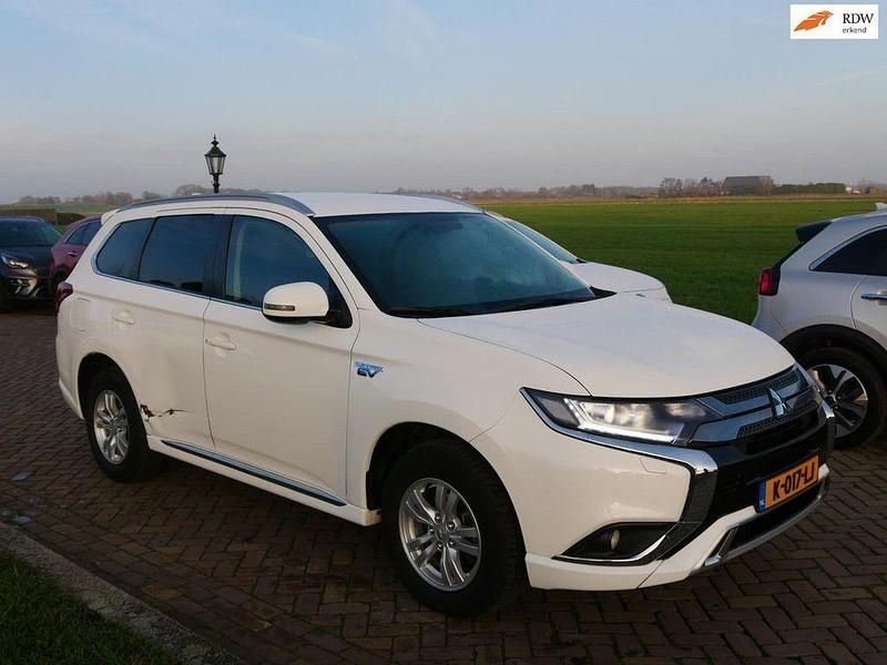 Weiß Gebraucht 2021 Mitsubishi Outlander P-HEV SUV | 11.857 € (Guter Preis) - Bild 1/4