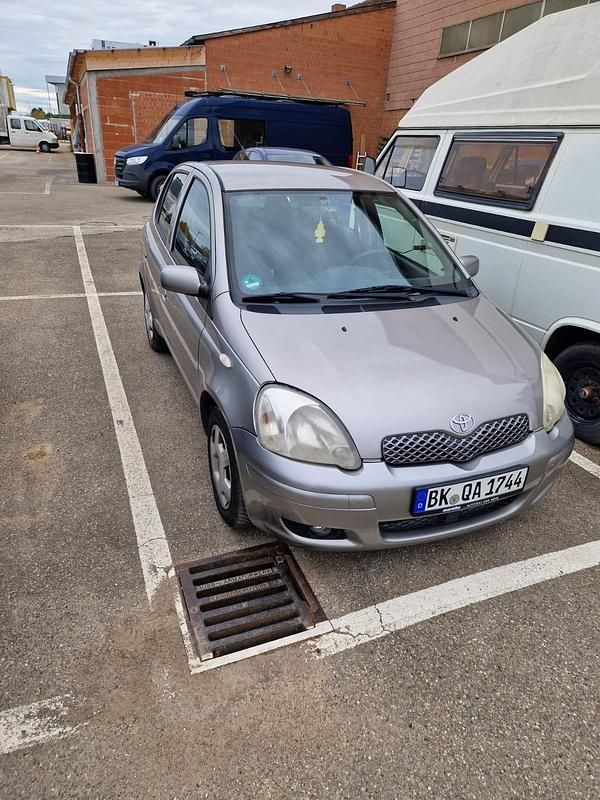 Silber Gebraucht 2005 Toyota Yaris Kleinwagen | 999 € (Superpreis) - Bild 1/4