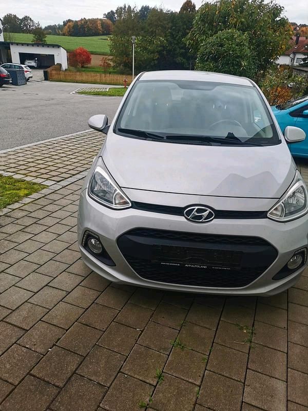 Silber Gebraucht 2016 Hyundai i10 Passion Kleinwagen | 8.000 € (Fairer Preis) - Bild 1/4