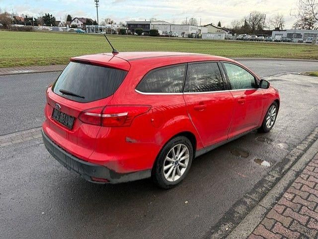 Gebraucht Ford Focus Titanium 120 PS (88 kW) 2018 Rot Limousine