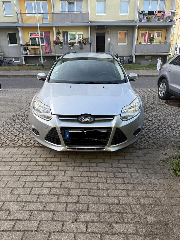 Silber Gebraucht 2011 Ford Focus Kombi | 4.000 € (Etwas zu teuer) - Bild 1/4