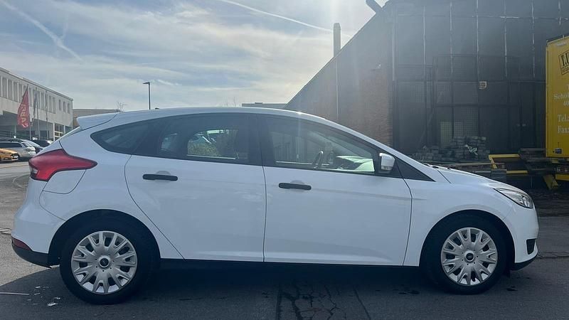 Gebraucht Ford Focus Ambiente 86 PS (63 kW) 2016 Weiß Limousine