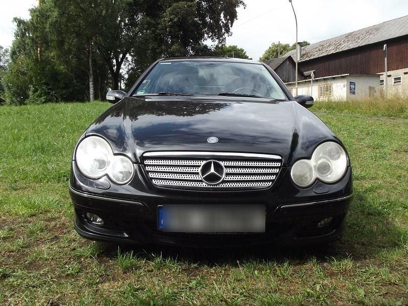 Schwarz Gebraucht 2007 Mercedes C200 Coupé | 2.800 € - Bild 1/4