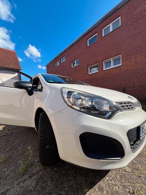 Weiß Gebraucht 2012 Kia Rio Attract Limousine | 4.900 € (Guter Preis) - Bild 1/4