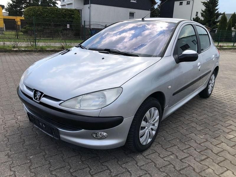 Gebraucht Peugeot 206 75 PS (55 kW) 2002 Silber Limousine