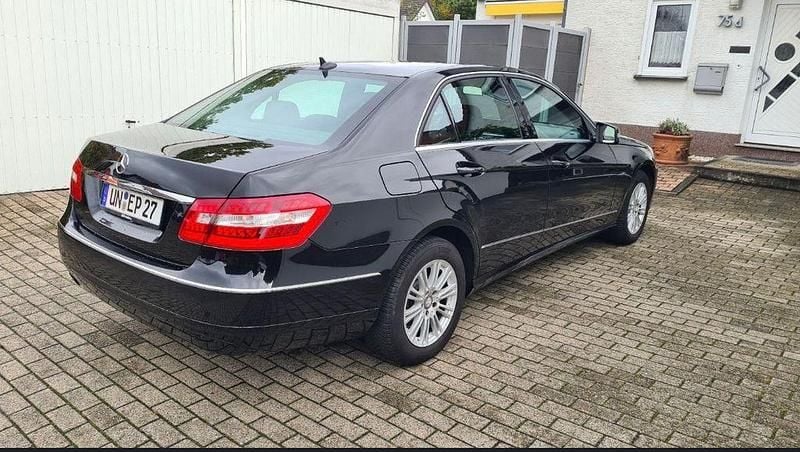 Gebraucht Mercedes E200 Elegance 184 PS (135 kW) 2009 Schwarz Limousine