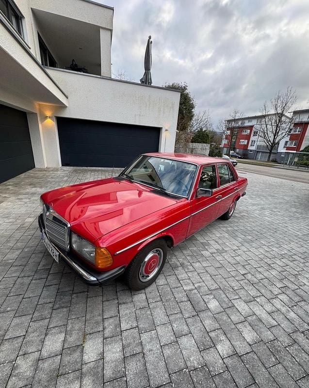 Rot Gebraucht 1984 Mercedes E300 Limousine | 12.984 € - Bild 1/4