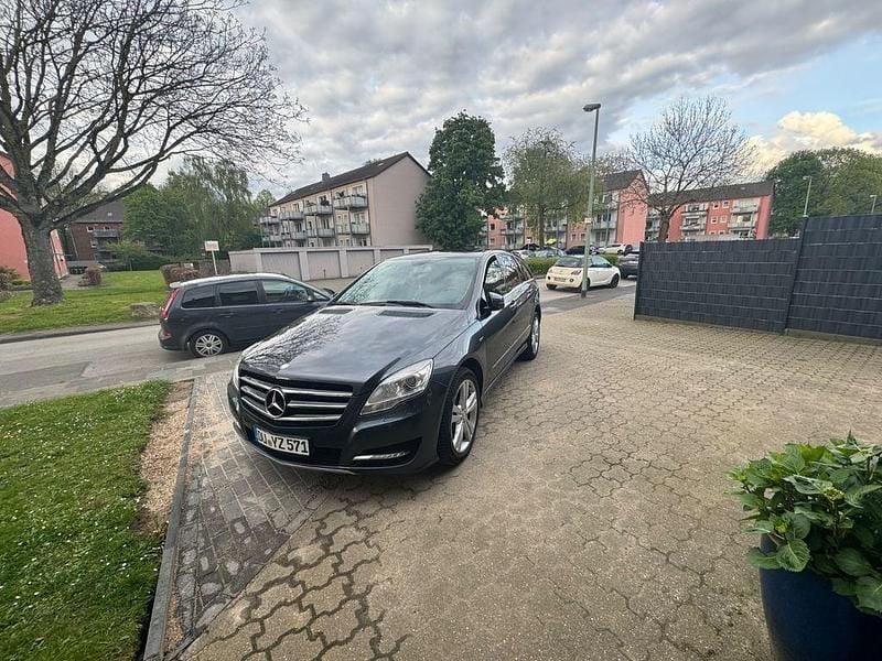 Grau Gebraucht 2012 Mercedes R300 Van / Kleinbus | 9.399 € (Fairer Preis) - Bild 1/4