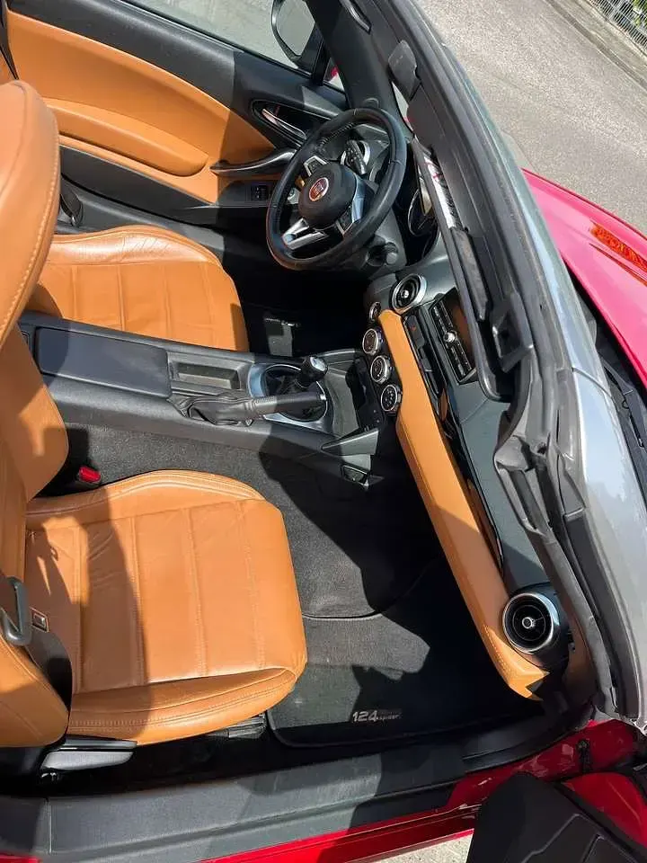 Gebraucht Fiat 124 Spider Lusso 140 PS (102 kW) 2016 Rot Cabrio