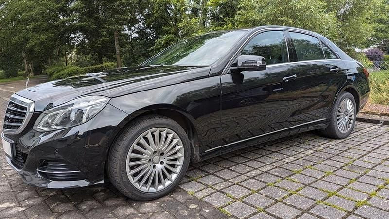Schwarz Gebraucht 2015 Mercedes E220 Edition Limousine | 17.900 € (Fairer Preis) - Bild 1/4