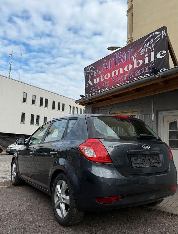 Grau Gebraucht 2011 Kia Ceed Edition 7 Limousine | 3.890 € (Fairer Preis) - Bild 1/4
