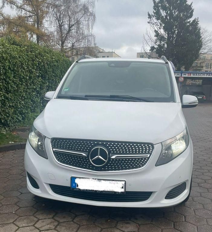 Weiß Gebraucht 2017 Mercedes V220 Van / Kleinbus | 22.950 € (Guter Preis) - Bild 1/4