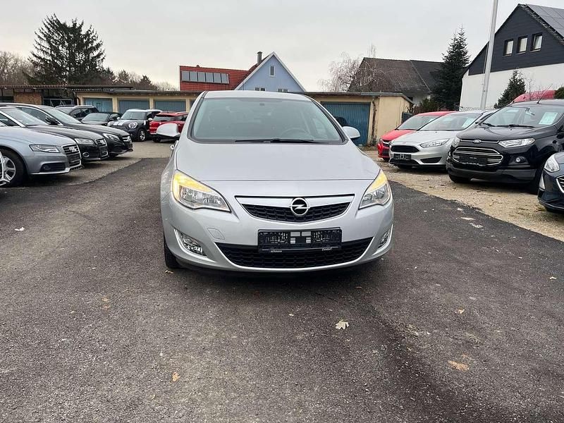 Argonsilber/sovereign/switcr Gebraucht 2011 Opel Astra Design Edition Kleinwagen | 6.500 € (Fairer Preis) - Bild 1/4