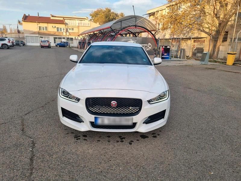 Gebraucht Jaguar XE R 180 PS (132 kW) 2017 Weiß Limousine