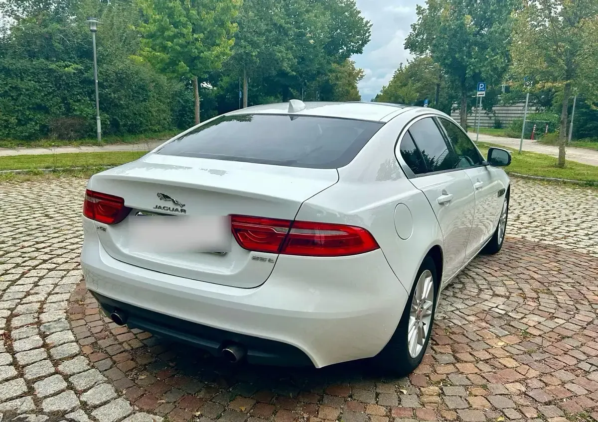 Gebraucht Jaguar XE 132 PS (97 kW) 2017 Weiß Limousine