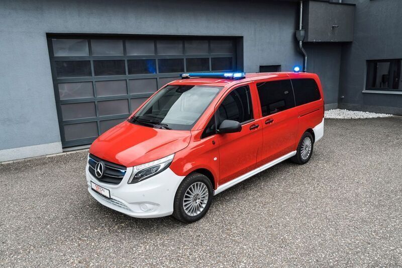 Rot Gebraucht 2022 Mercedes Vito Van / Kleinbus | 74.990 € - Bild 1/4