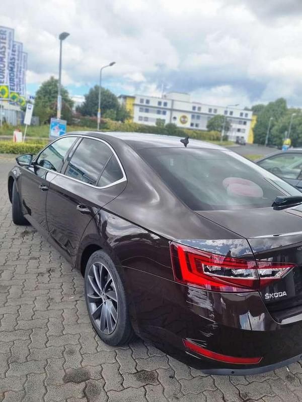 Schwarz Gebraucht 2016 Skoda Superb Limousine | 17.900 € - Bild 1/4