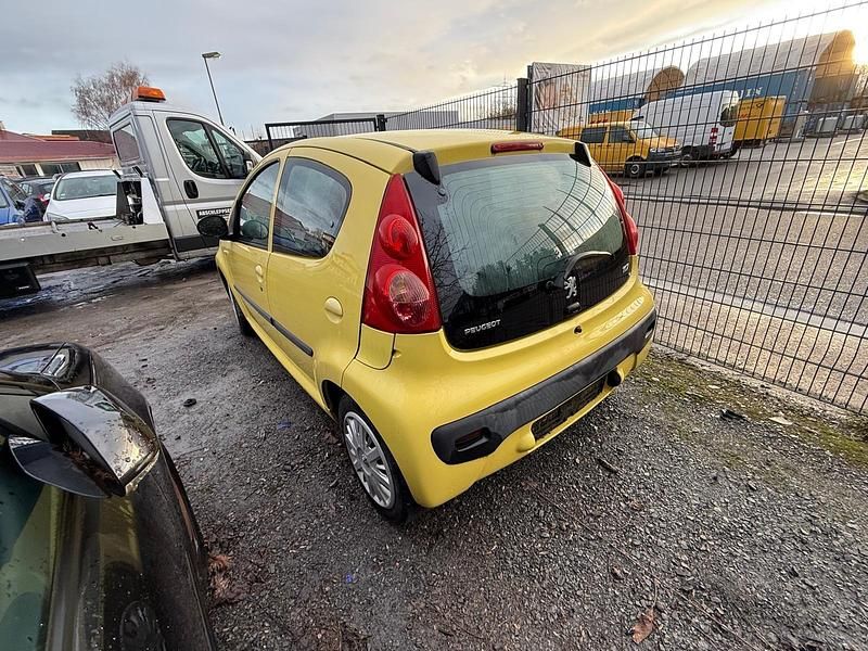 Gebraucht Peugeot 107 68 PS (50 kW) 2010 Gelb Kleinwagen