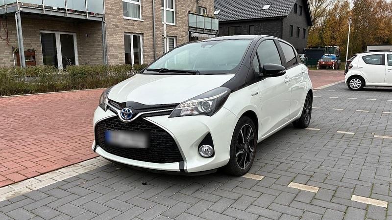 Weiß Gebraucht 2016 Toyota Yaris Hybrid Style Kleinwagen | 12.000 € (Fairer Preis) - Bild 1/4