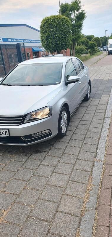 Silber Gebraucht 2011 VW Passat Limousine | 5.900 € - Bild 1/4