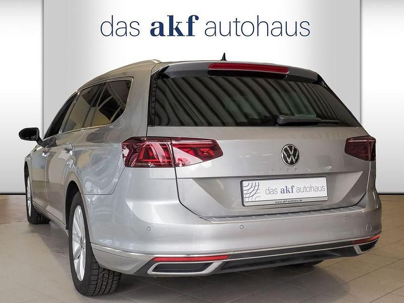 Gebraucht VW Passat Elegance 150 PS (110 kW) 2024 Pyritsilber metallic Kombi