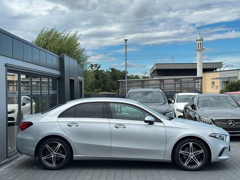 Silber Gebraucht 2019 Mercedes A200 Style Limousine | 21.890 € (Etwas zu teuer) - Bild 1/4