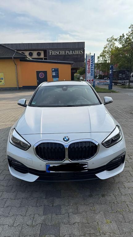 Weiß Gebraucht 2022 BMW 120 Advantage Kleinwagen | 22.900 € (Superpreis) - Bild 1/4