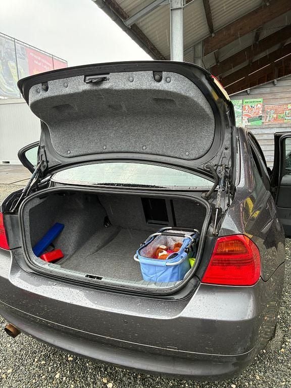 Gebraucht BMW 320 129 PS (94 kW) 2007 Grau Limousine