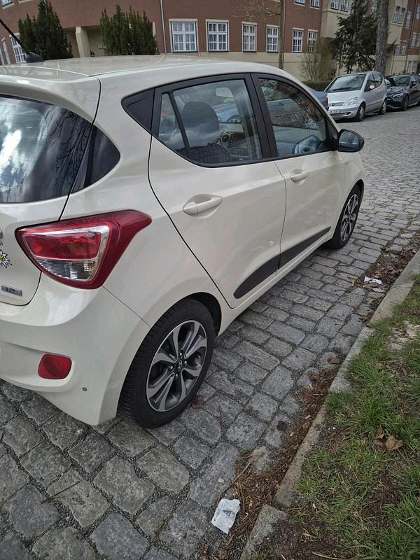 Gebraucht Hyundai i10 87 PS (63 kW) 2015 Andere farben Kleinwagen