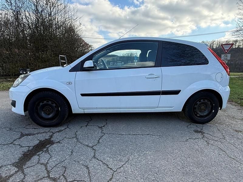 Gebraucht Ford Fiesta 80 PS (58 kW) 2008 Weiß Kleinwagen