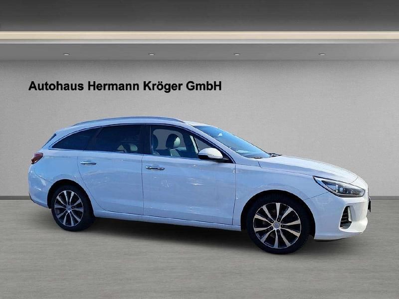 Gebraucht Hyundai i30 Premium 140 PS (102 kW) 2017 Polar white / sol Kombi