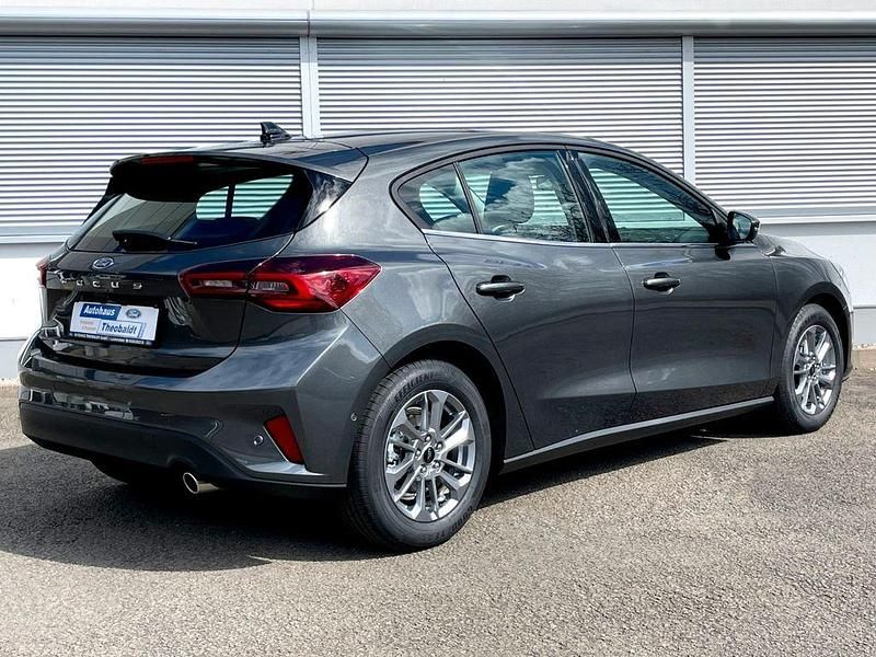 Neu Ford Focus Titanium 155 PS (114 kW) 2025 Grau Limousine