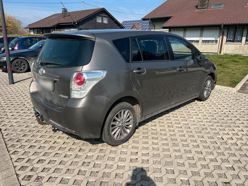 Gebraucht Toyota Verso 112 PS (82 kW) 2016 Braun Van / Kleinbus