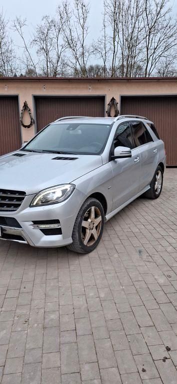 Silber Gebraucht 2012 Mercedes ML350 Edition 1 SUV | 16.400 € (Fairer Preis) - Bild 1/4