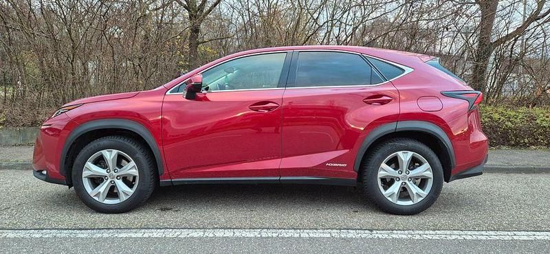 Rot Gebraucht 2017 Lexus NX300h E-FOUR Luxury Line SUV | 30.999 € (Etwas zu teuer) - Bild 1/4