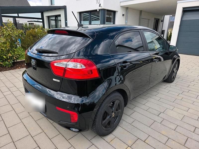 Gebraucht Kia Rio Spirit 90 PS (66 kW) 2015 Schwarz Kleinwagen