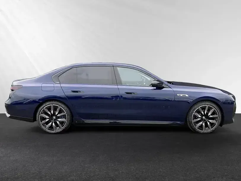 Gebraucht BMW M760e Comfort Edition 571 PS (419 kW) 2025 Bmw individual tansanitblau metallic Limousine
