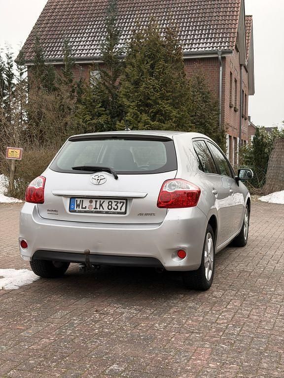 Gebraucht Toyota Auris 132 PS (97 kW) 2012 Silber Limousine