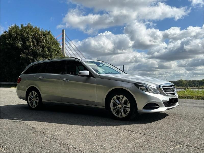 Silber Gebraucht 2013 Mercedes E200 Kombi | 12.900 € - Bild 1/4