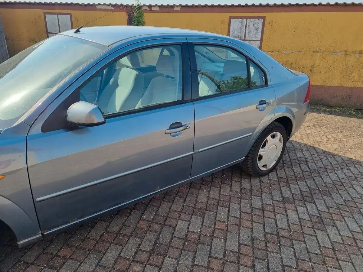 Gebraucht Ford Mondeo 125 PS (91 kW) 2001 Limousine