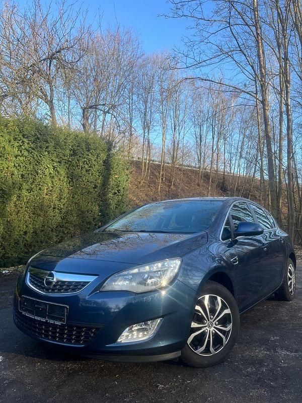 Blau Gebraucht 2012 Opel Astra Innovation Kleinwagen | 5.899 € (Fairer Preis) - Bild 1/4