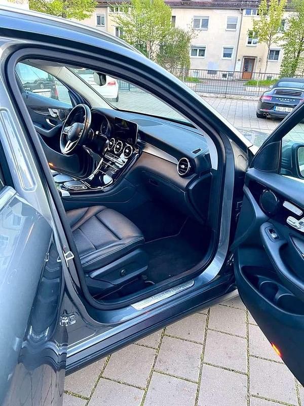 Gebraucht Mercedes GLC300 194 PS (142 kW) 2022 Grau SUV