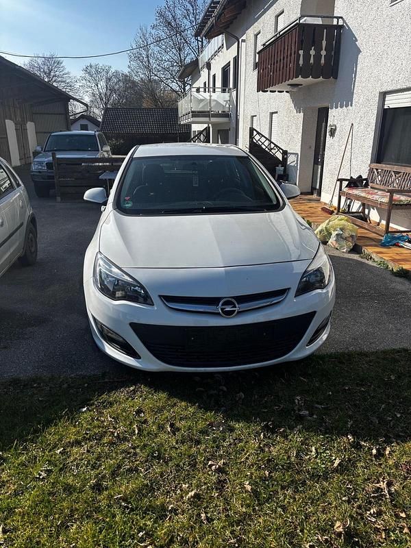 Second-hand Opel Astra 101 CP (74 kW) 2014 Alb Berlinǎ