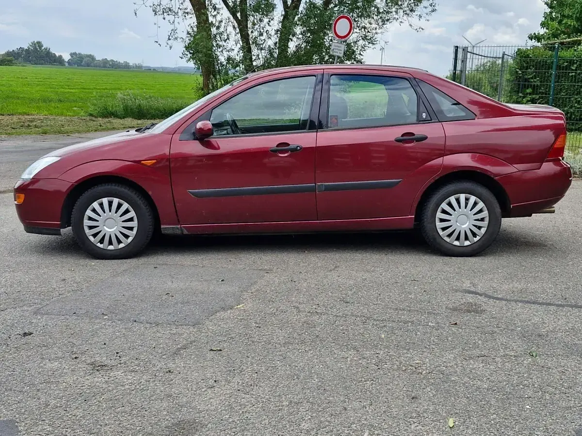 Gebraucht Ford Focus Ghia 116 PS (85 kW) 1999 Rot Limousine