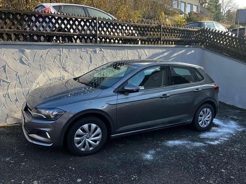 Grau Gebraucht 2018 VW Polo Comfortline Limousine | 10.950 € (Superpreis) - Bild 1/4