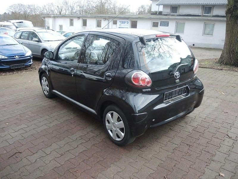 Gebraucht Toyota Aygo 68 PS (50 kW) 2010 Schwarz Kleinwagen